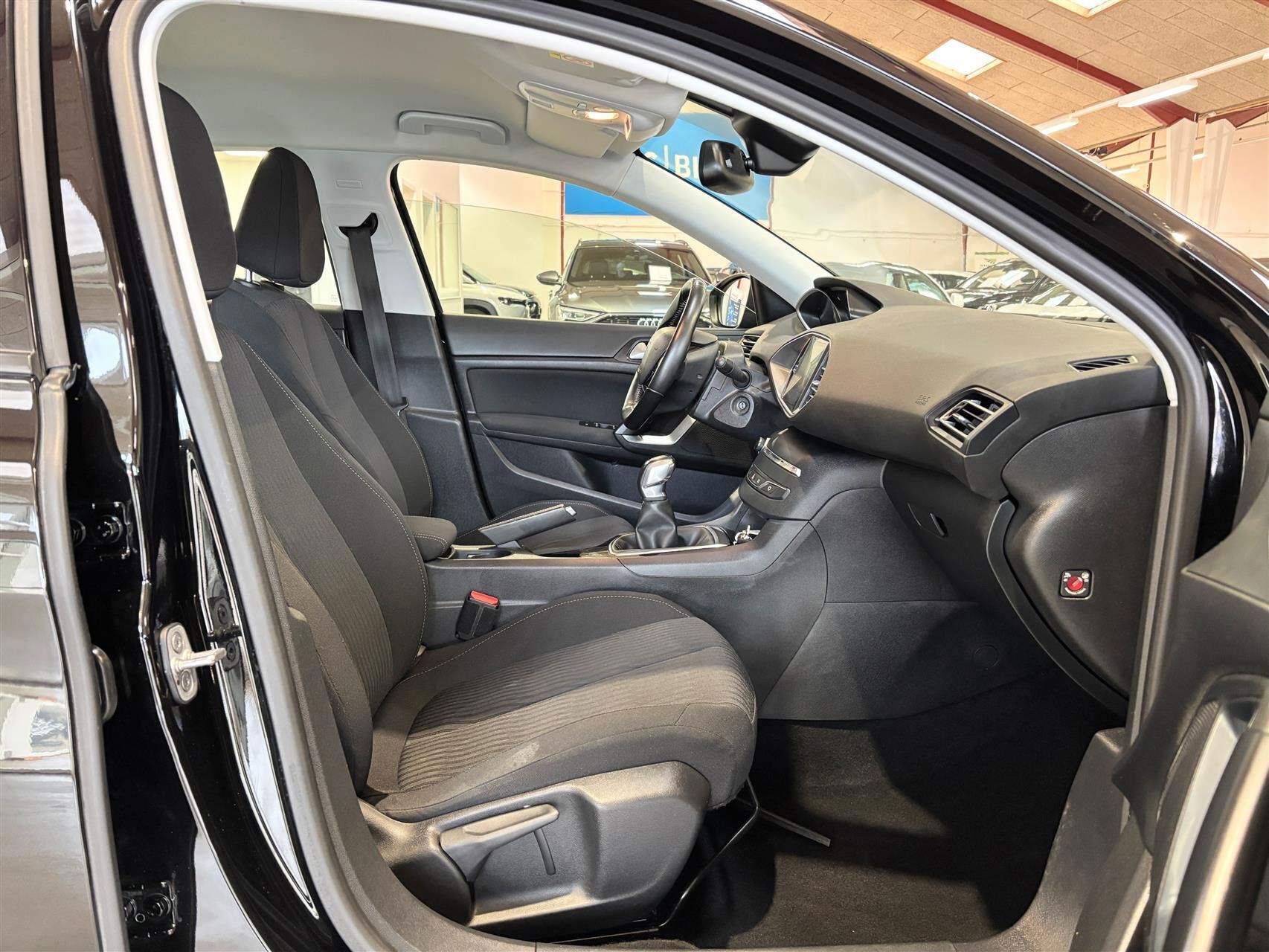 Sort Peugeot 308 fra 2016