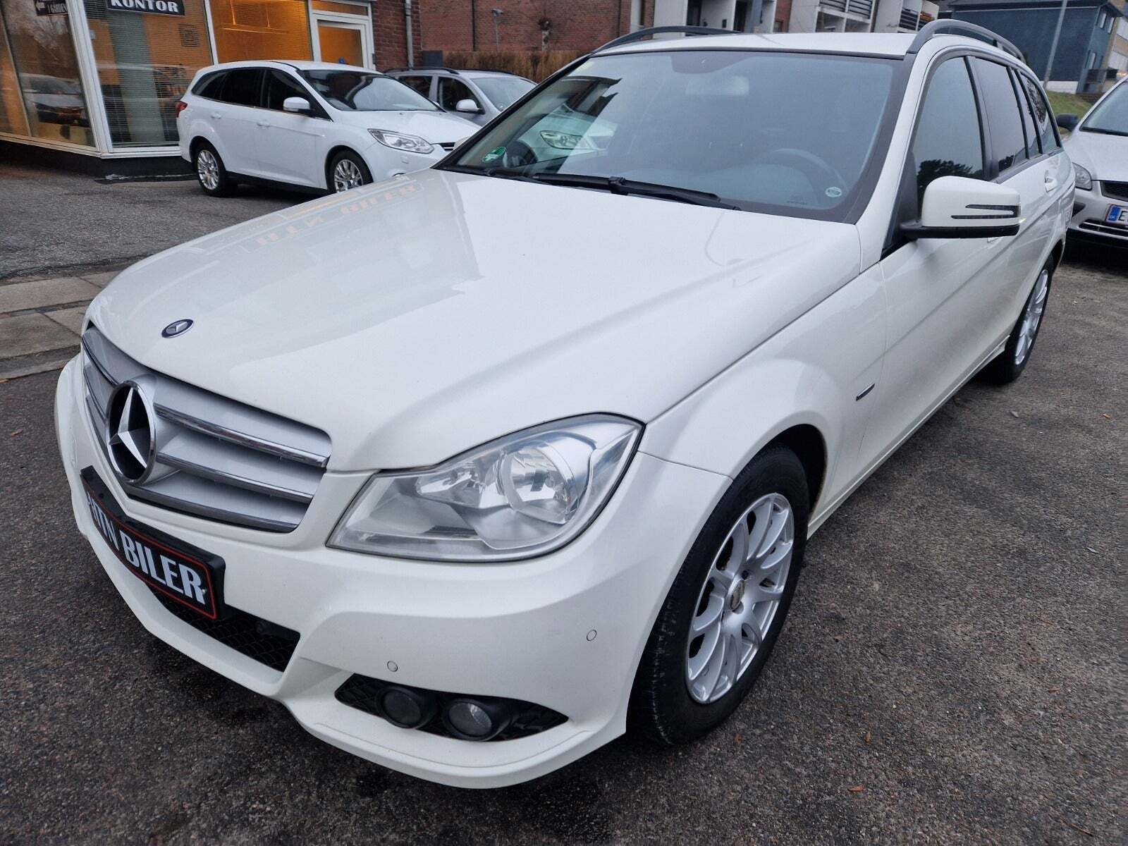 Hvid Mercedes C180 fra 2012 set udefra