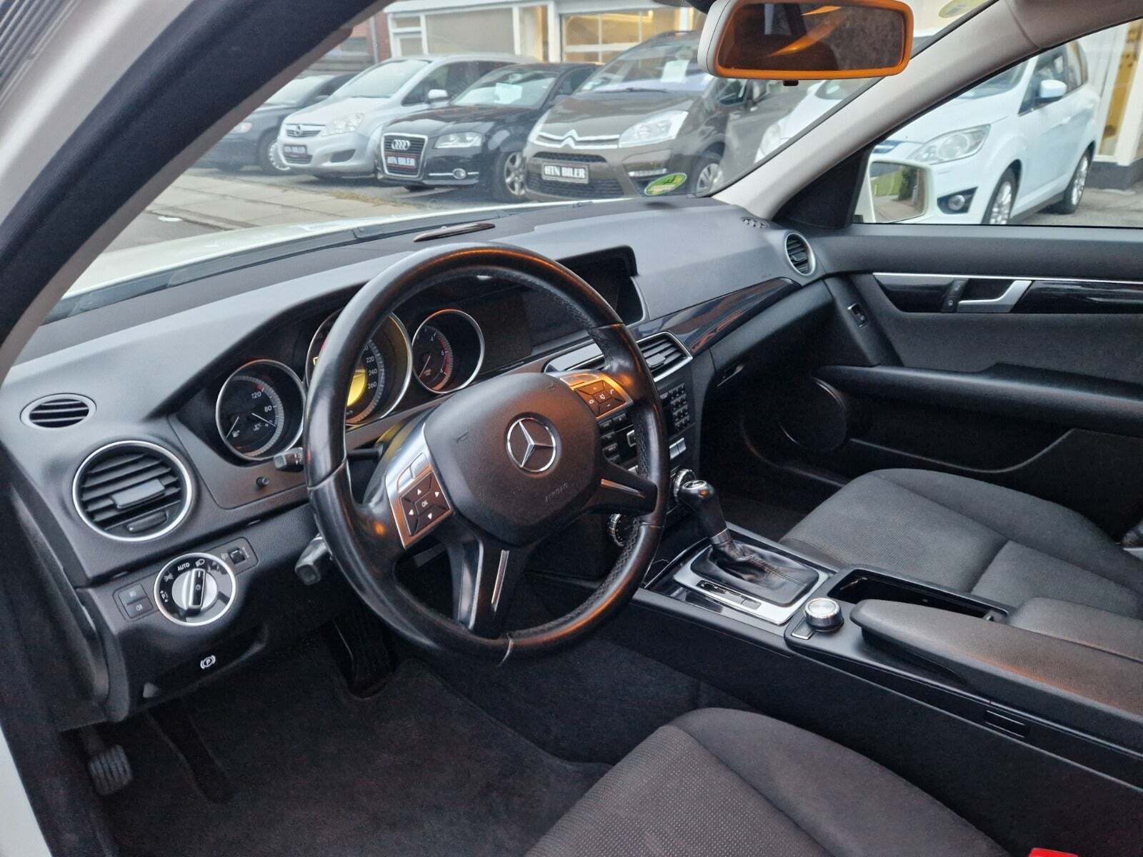 Hvid Mercedes C180 fra 2012