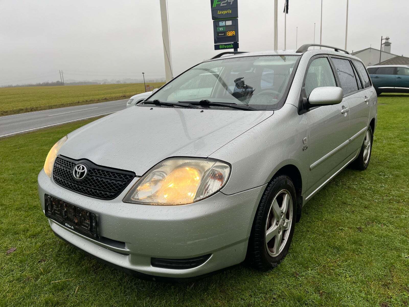 Sølv Toyota Corolla fra 2003