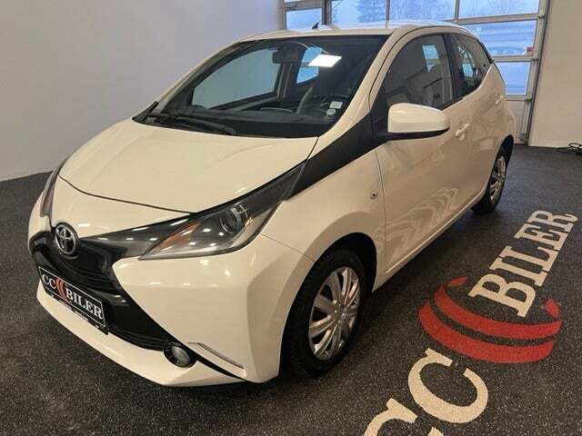 Hvid Toyota Aygo fra 2014 set udefra