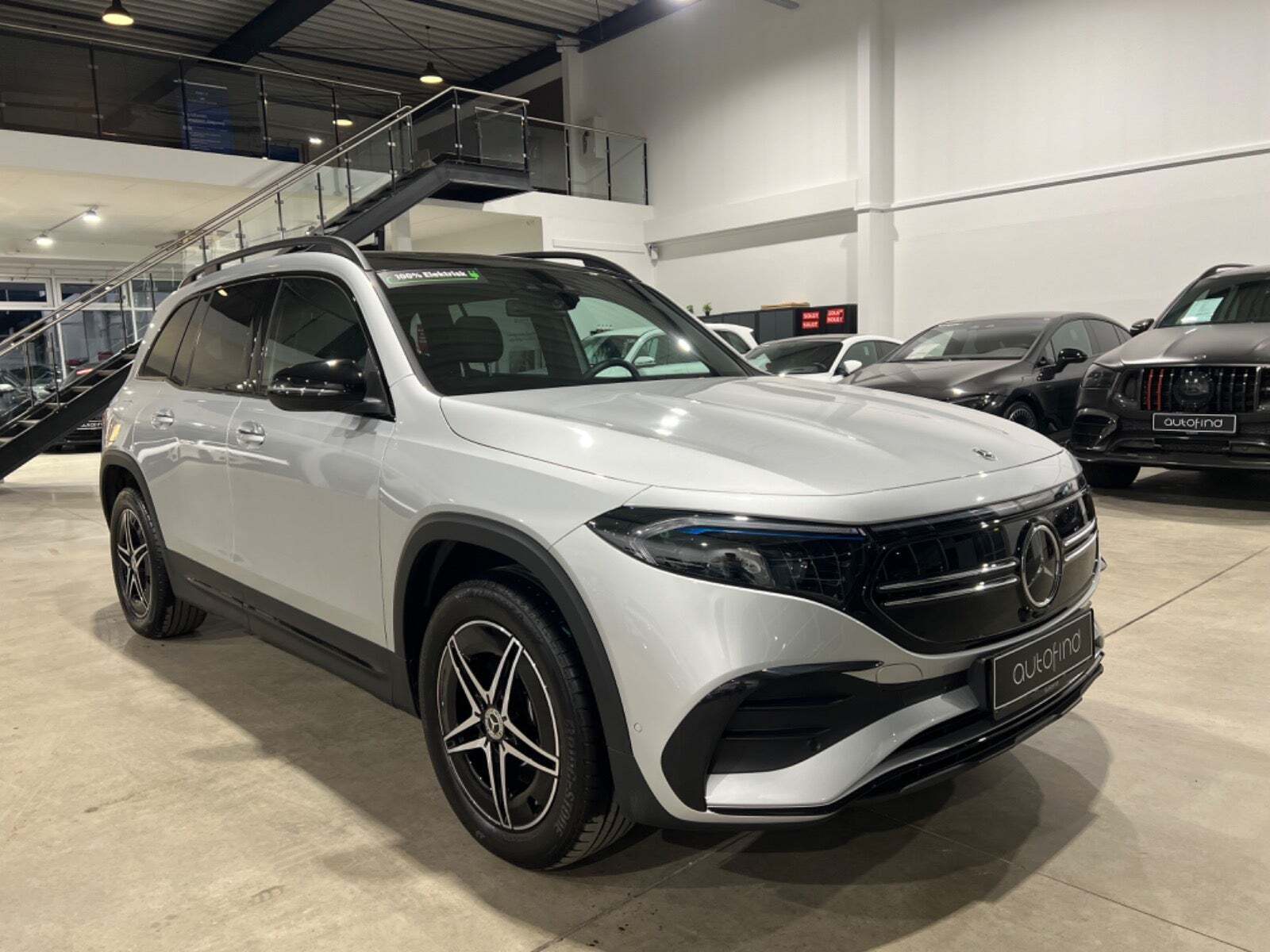 Sølv Mercedes EQB250 fra 2023 set udefra