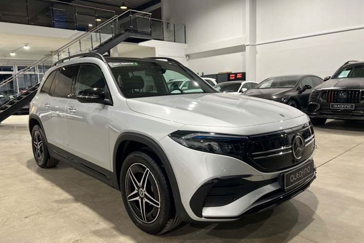 Sølv Mercedes EQB250 fra 2023 set udefra