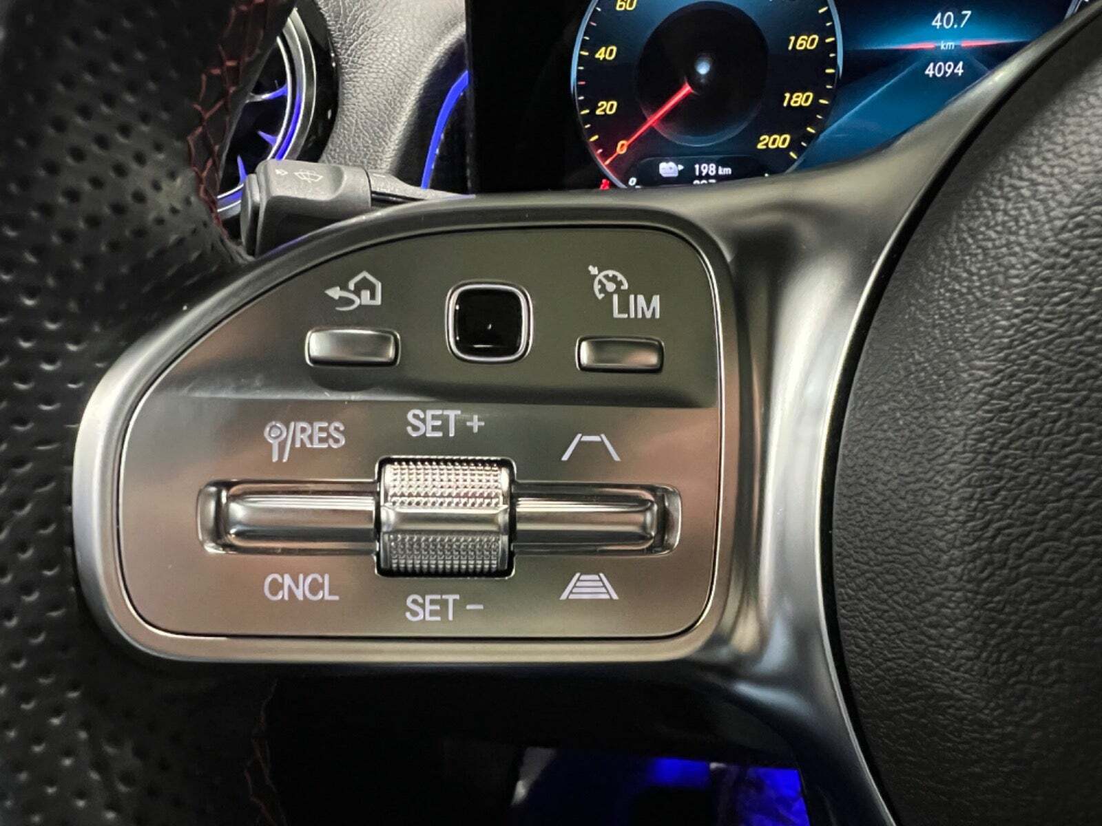 Sølv Mercedes EQB250 fra 2023