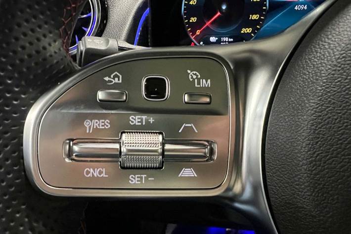 Sølv Mercedes EQB250 fra 2023