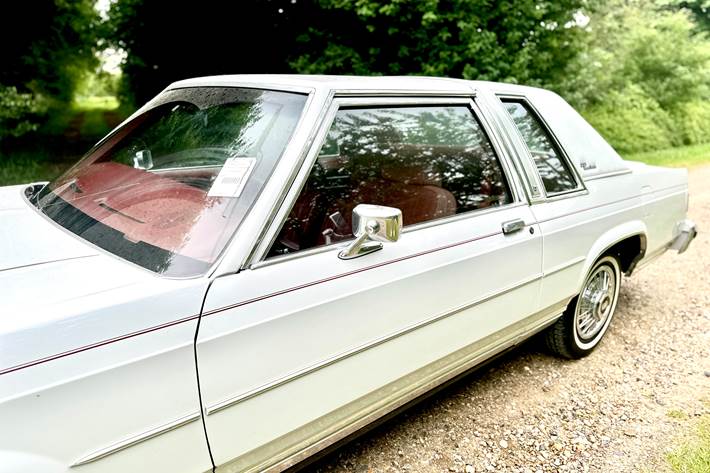 Hvid Ford Crown Victoria fra 1984