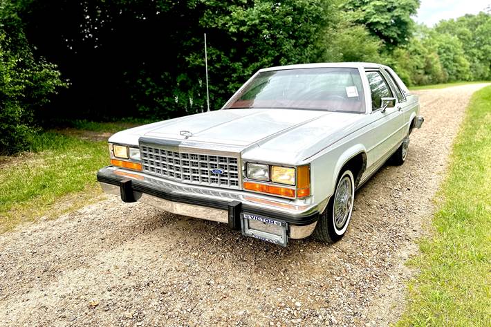 Hvid Ford Crown Victoria fra 1984