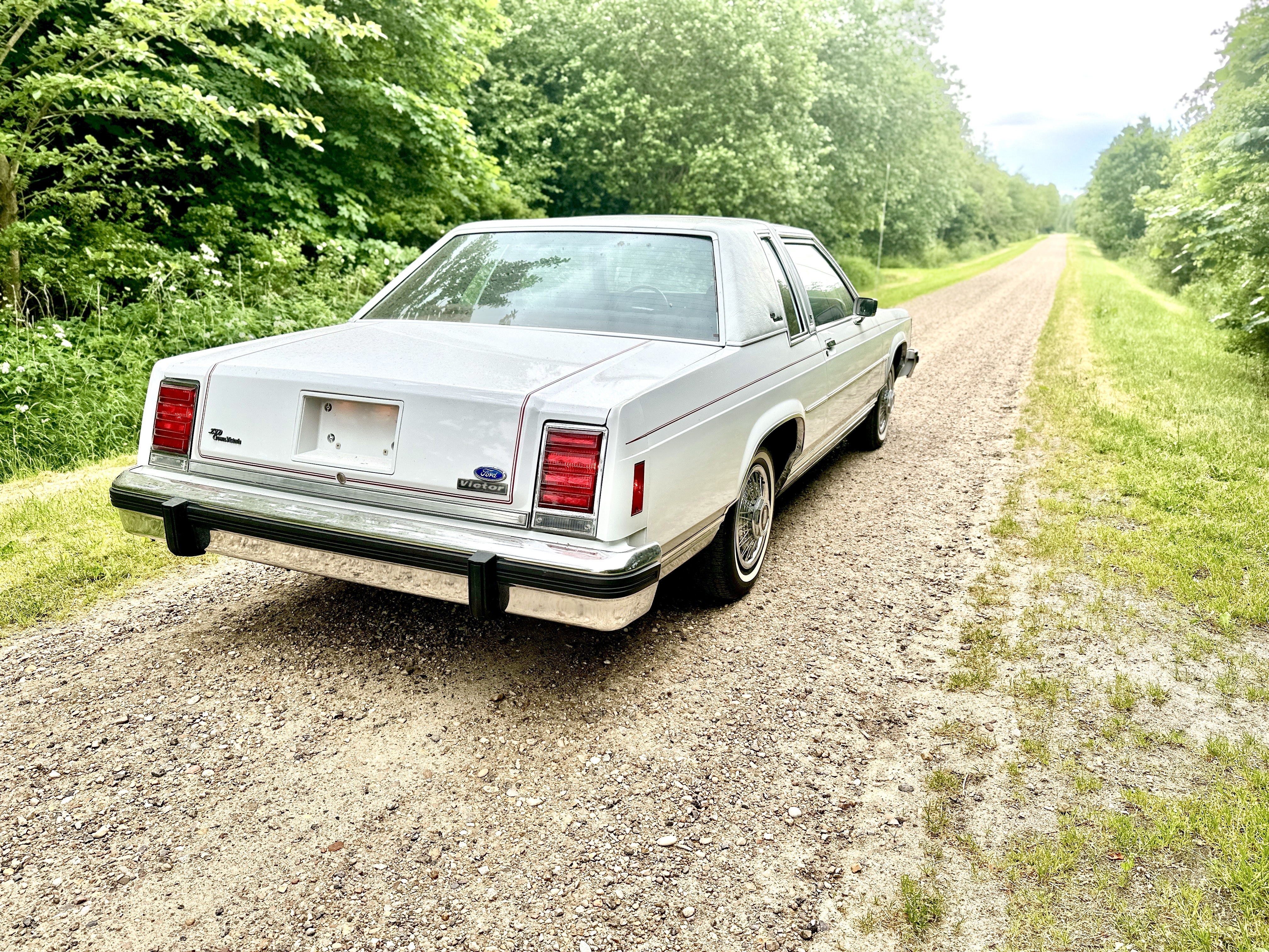 Hvid Ford Crown Victoria fra 1984