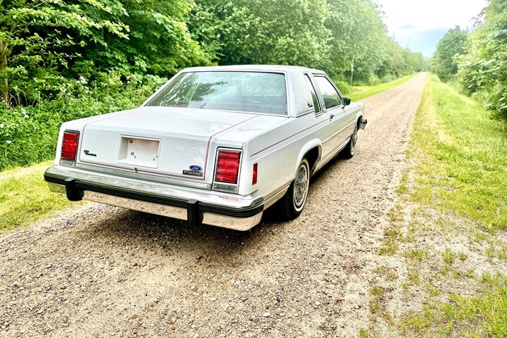Hvid Ford Crown Victoria fra 1984