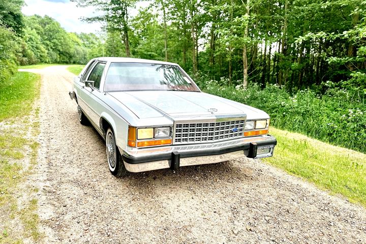 Hvid Ford Crown Victoria fra 1984