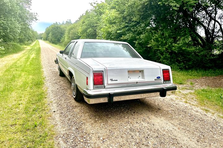 Hvid Ford Crown Victoria fra 1984