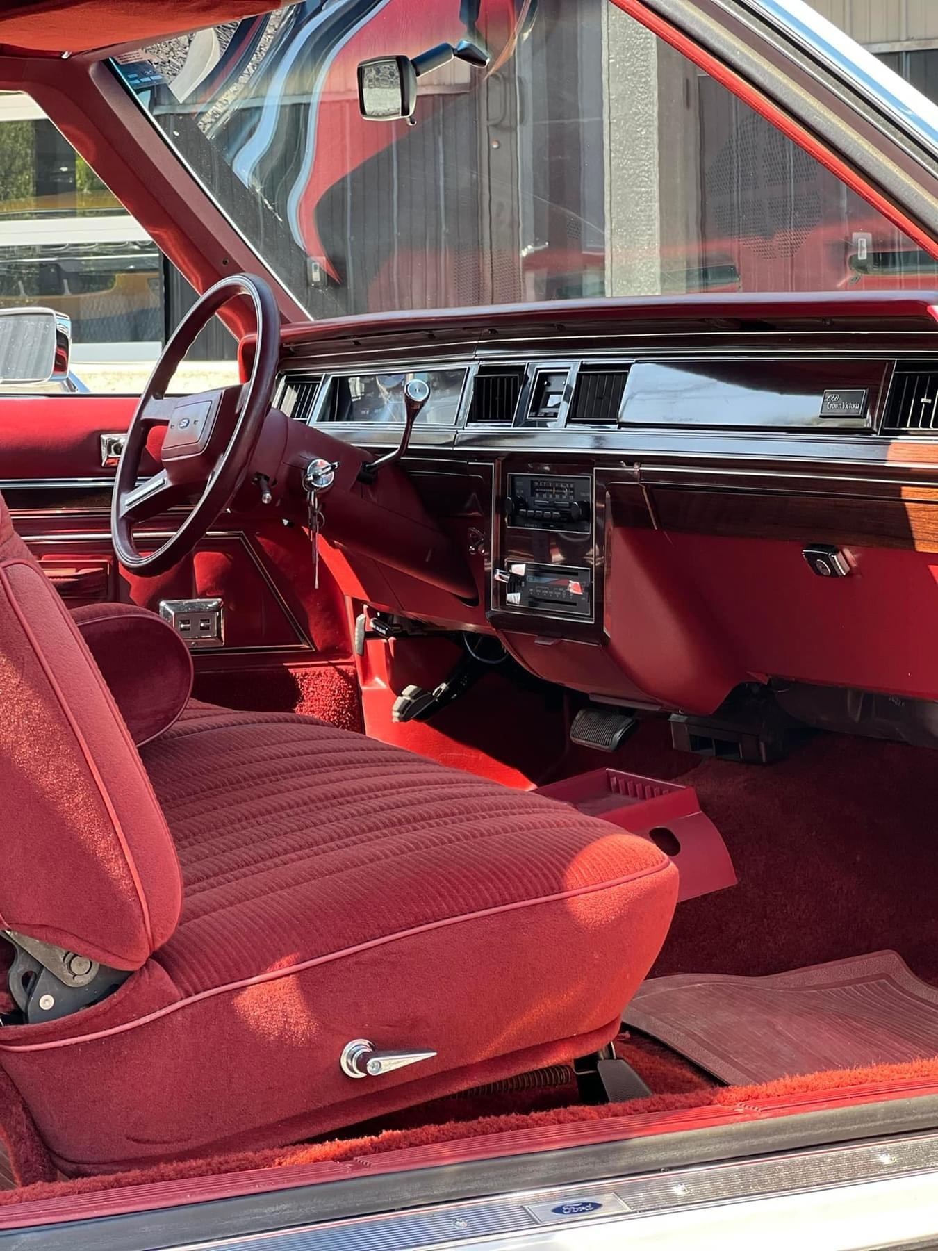 Hvid Ford Crown Victoria fra 1984