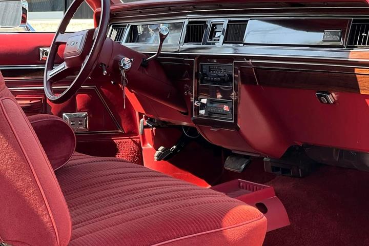 Hvid Ford Crown Victoria fra 1984