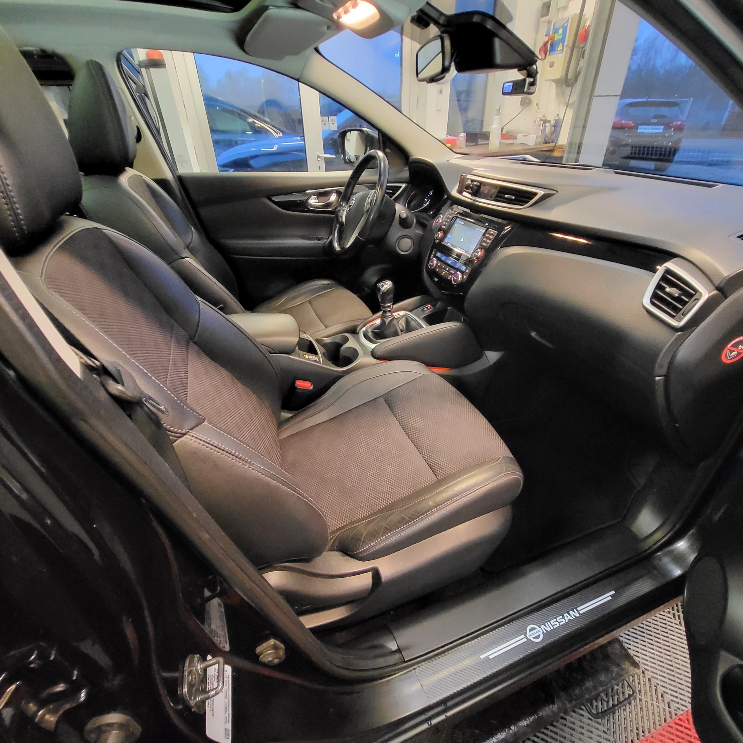 Sort Nissan Qashqai fra 2014
