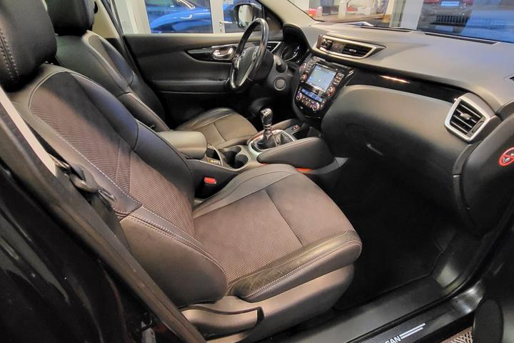 Sort Nissan Qashqai fra 2014