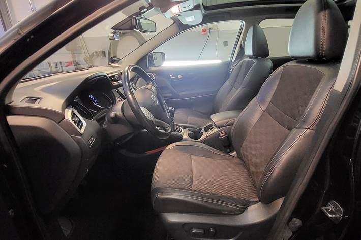 Sort Nissan Qashqai fra 2014