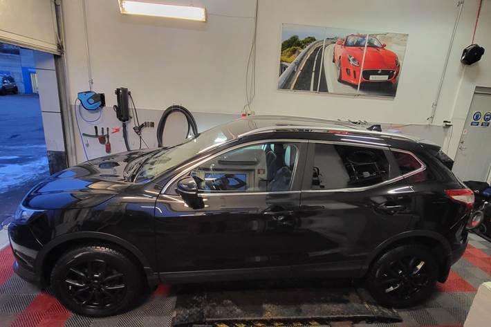 Sort Nissan Qashqai fra 2014