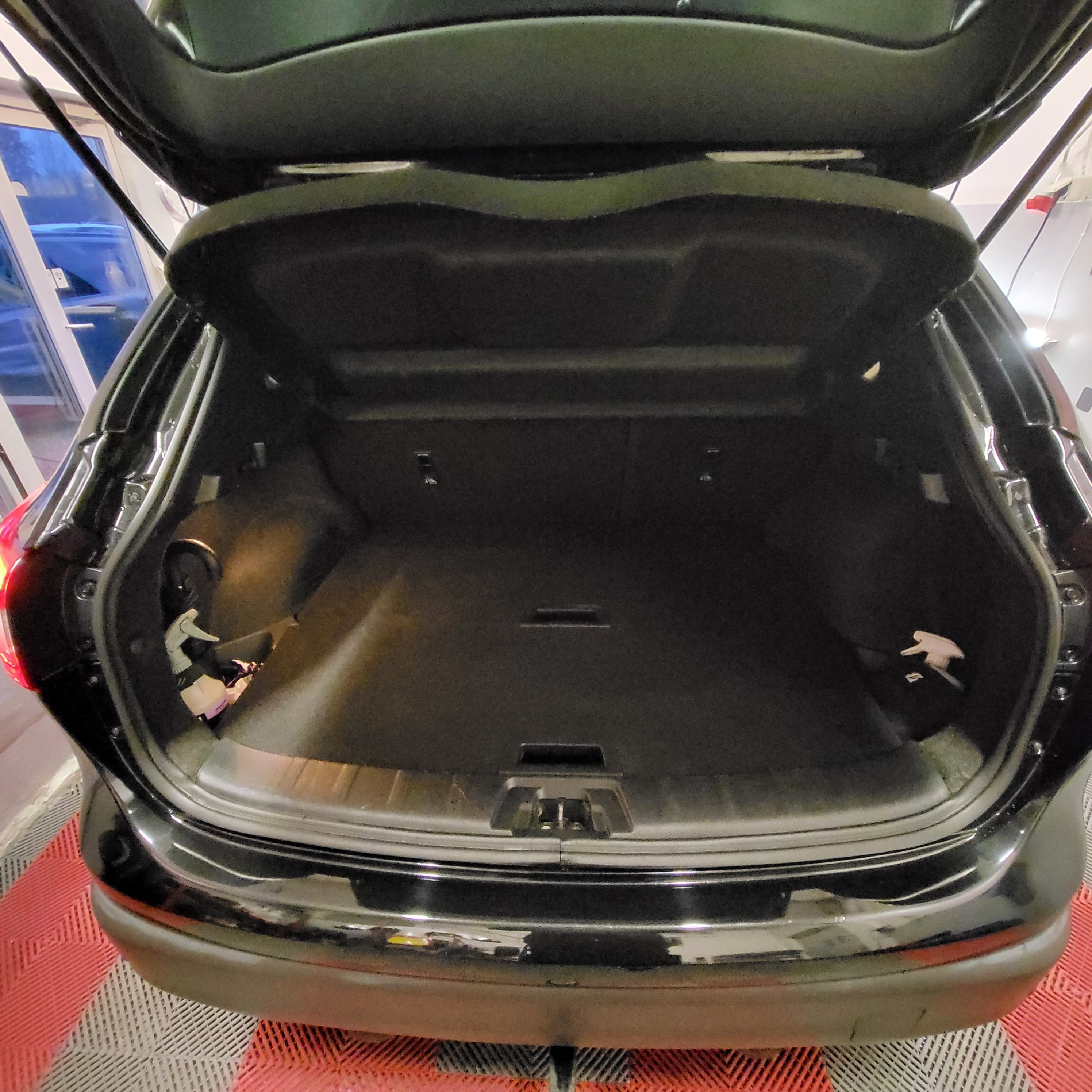 Sort Nissan Qashqai fra 2014