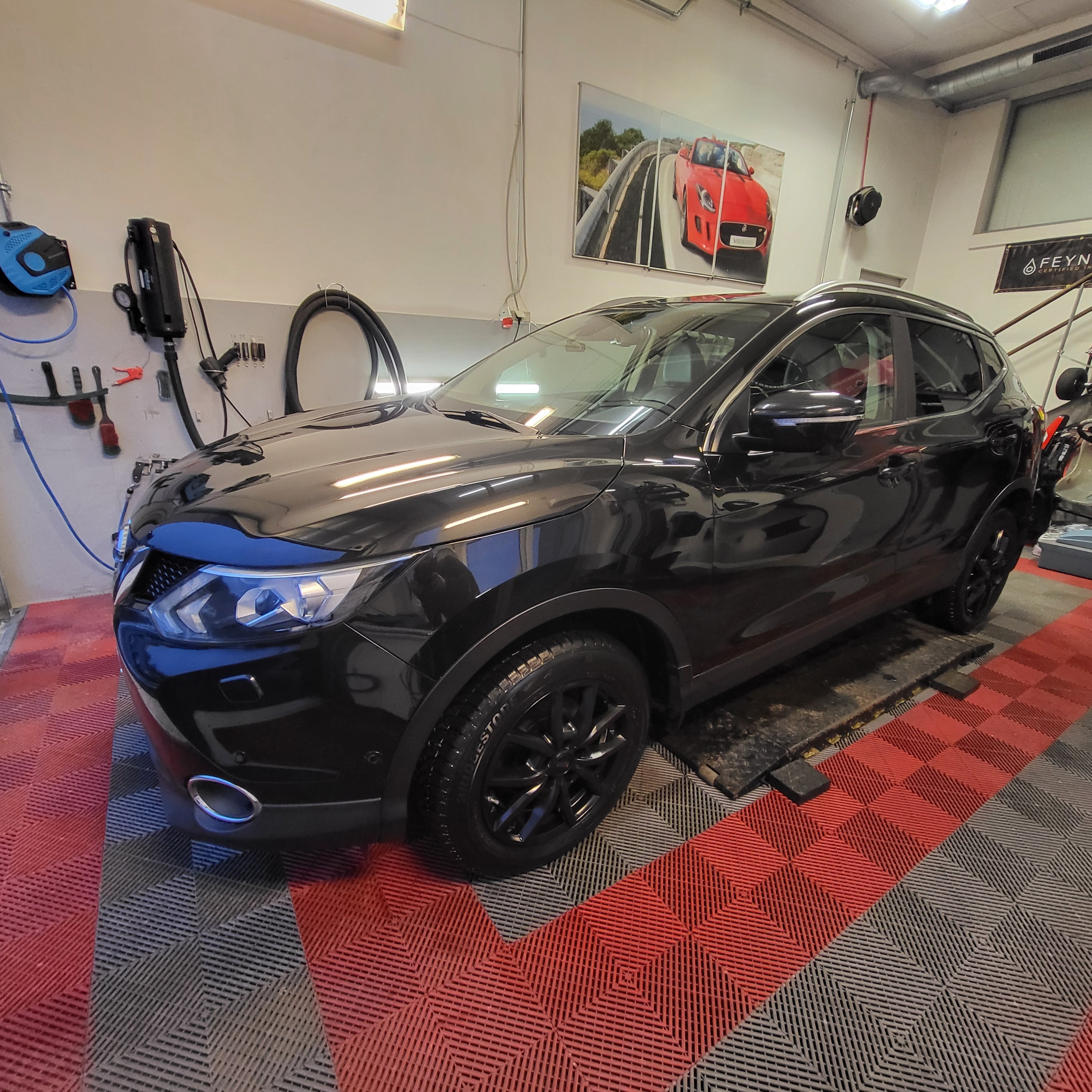 Sort Nissan Qashqai fra 2014