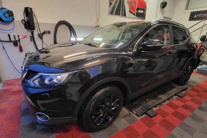 Sort Nissan Qashqai fra 2014