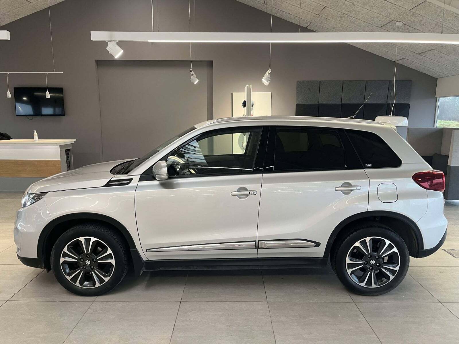 Sølv Suzuki Vitara fra 2019