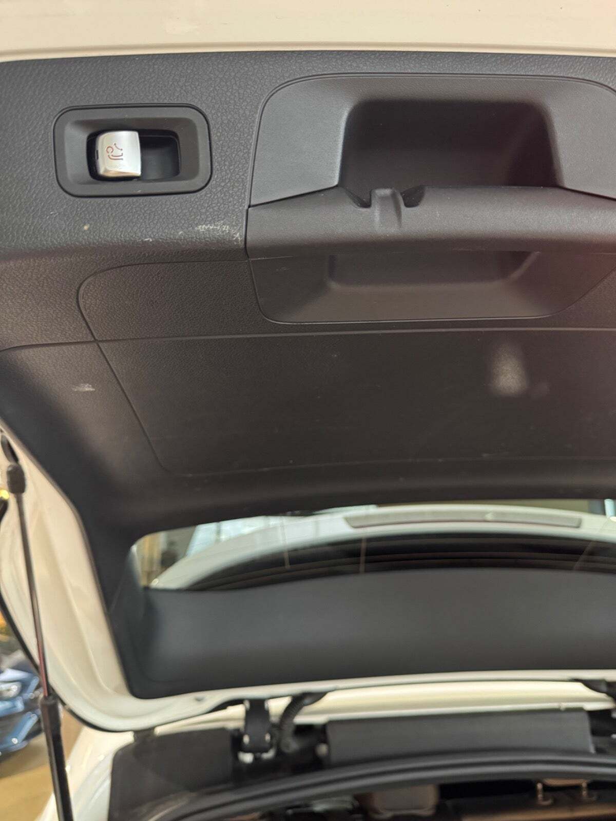 Hvid Mercedes EQC400 fra 2019