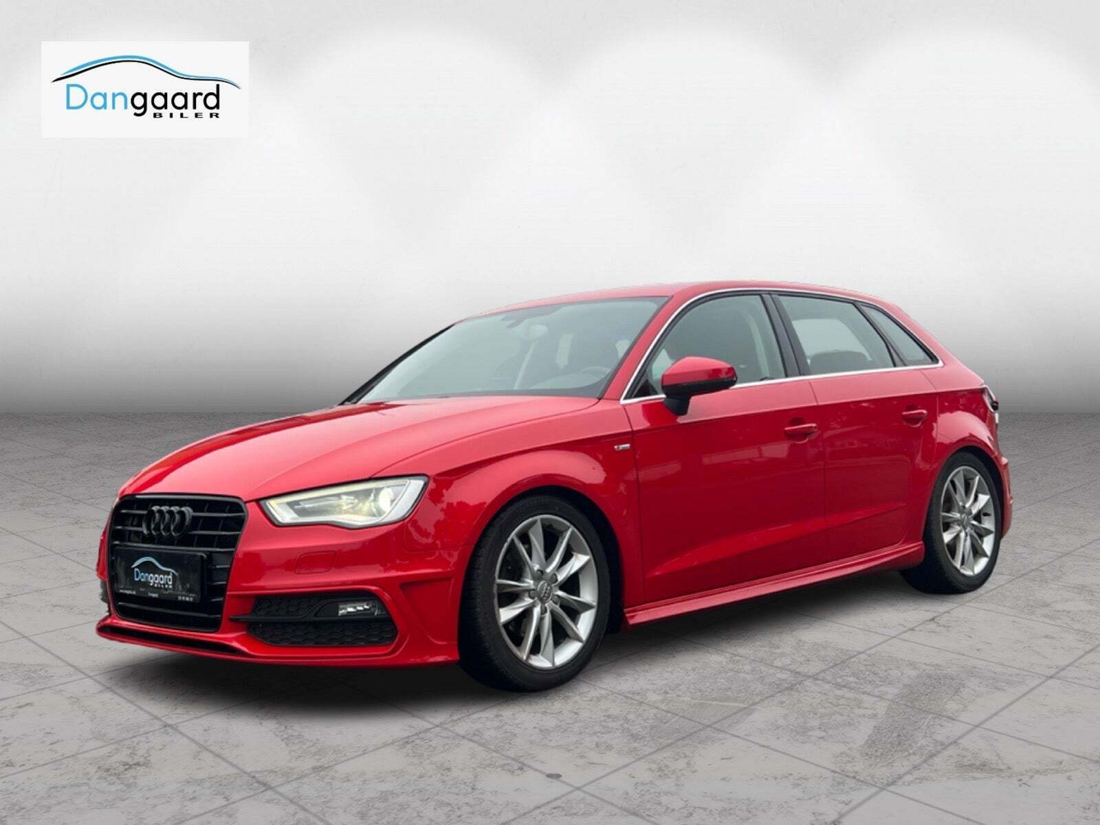 Rød Audi A3 fra 2014 set udefra