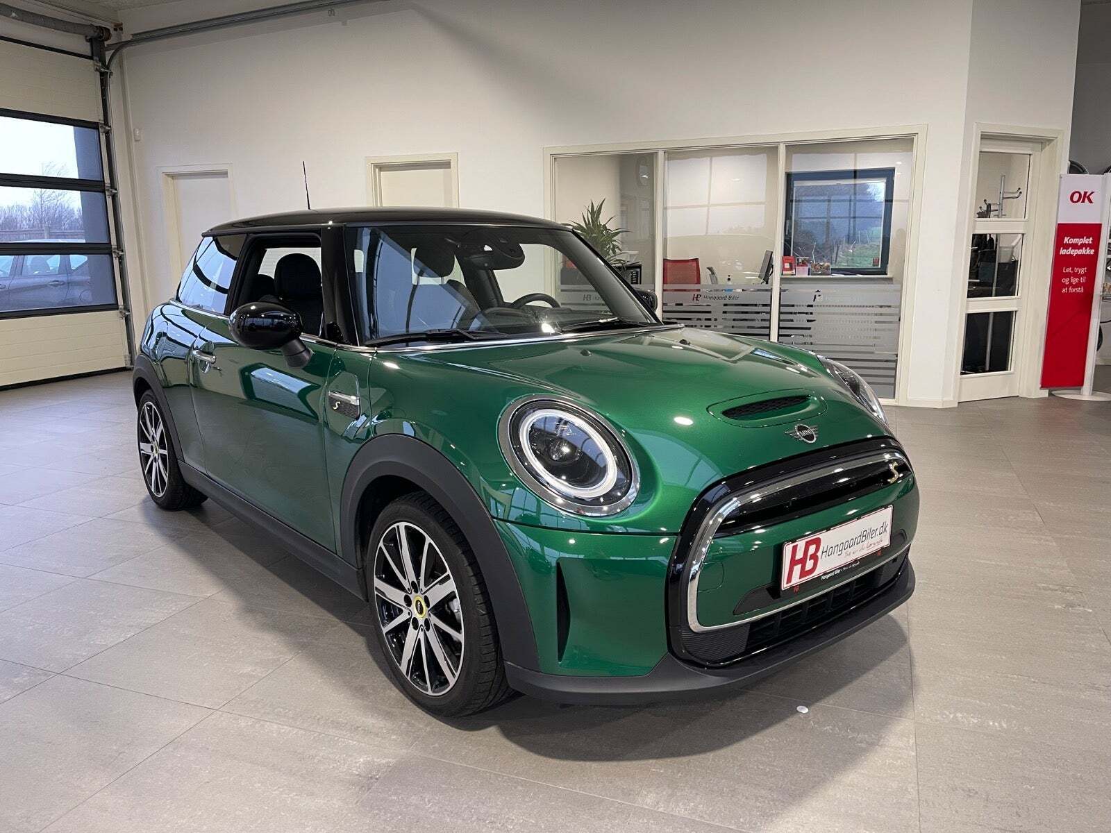 Grøn Mini Cooper SE fra 2023 set udefra