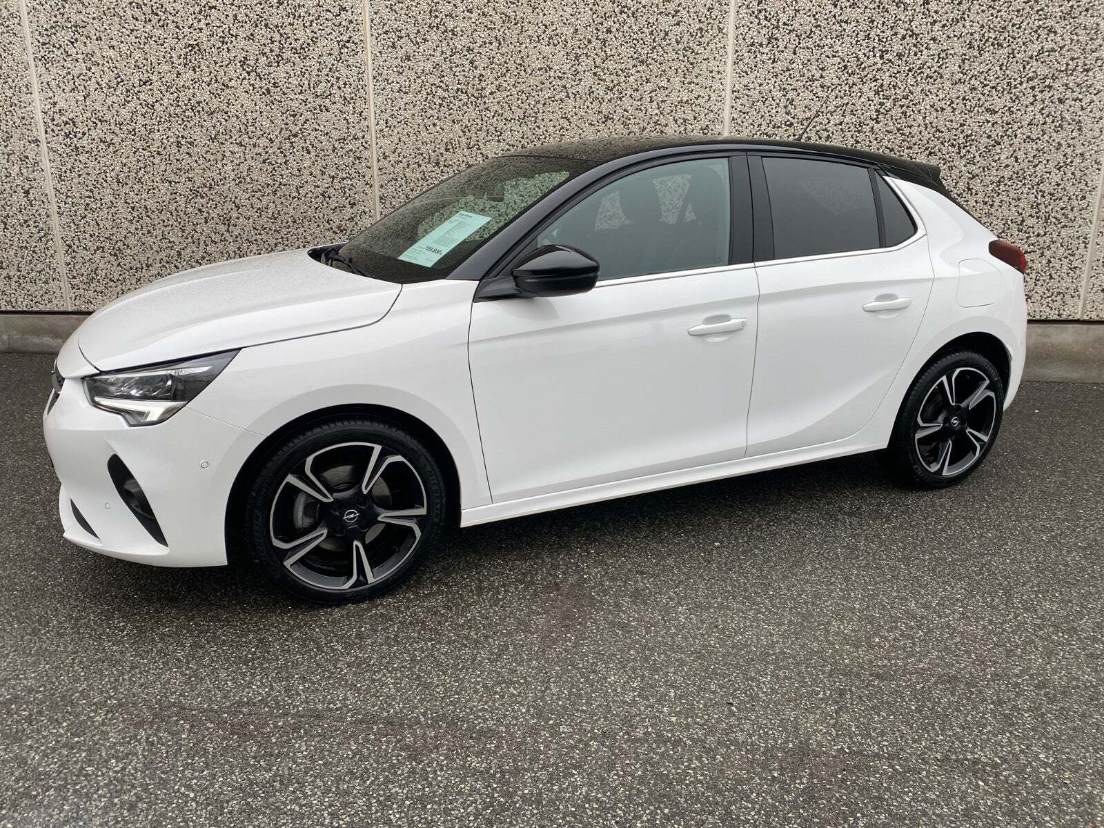 Hvid Opel Corsa fra 2023