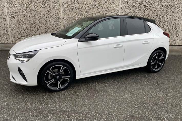 Hvid Opel Corsa fra 2023