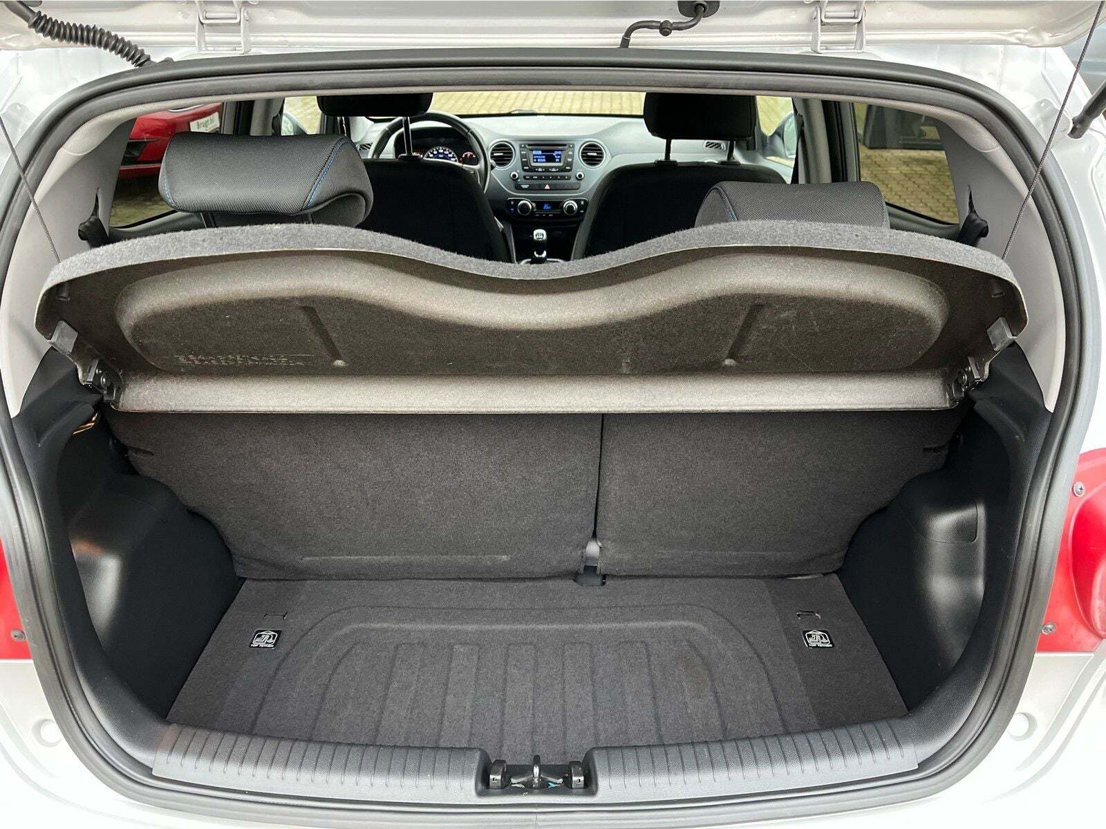 Sølv Hyundai i10 fra 2016