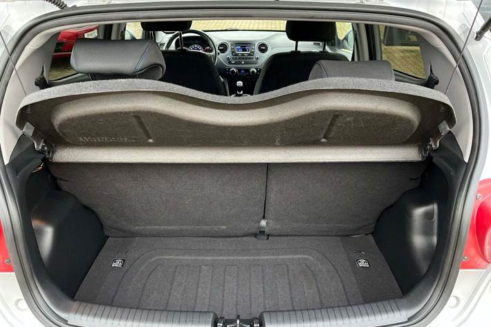 Sølv Hyundai i10 fra 2016