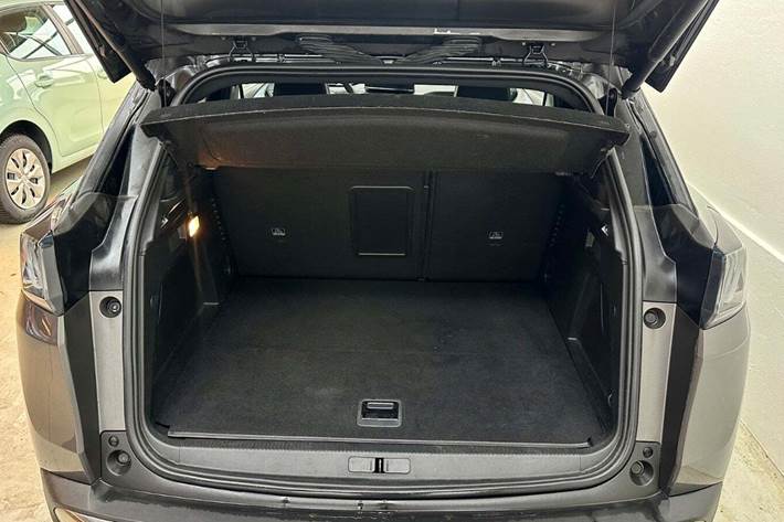Grå Peugeot 3008 fra 2020