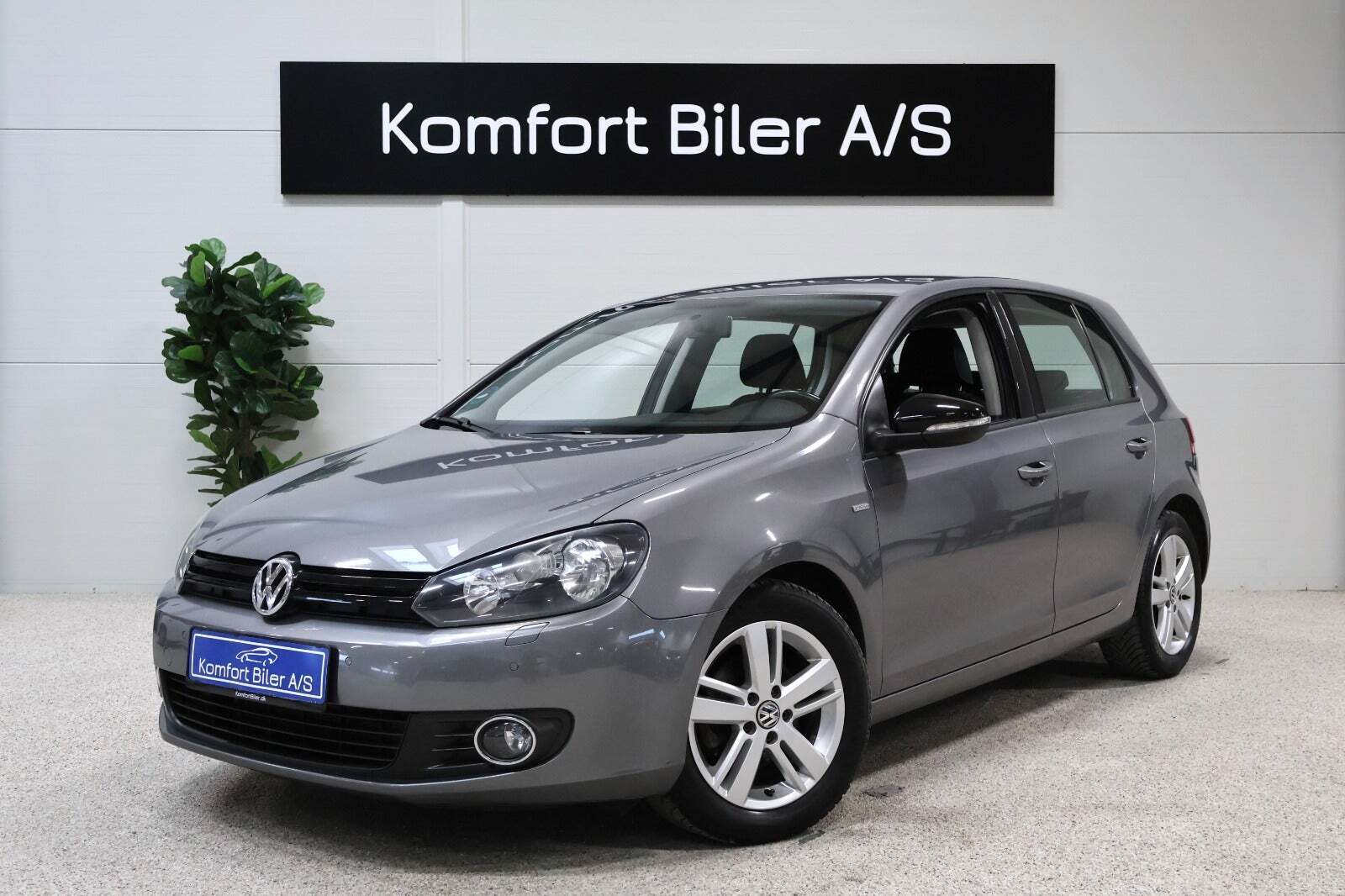 Sort VW Golf VI fra 2012 set udefra