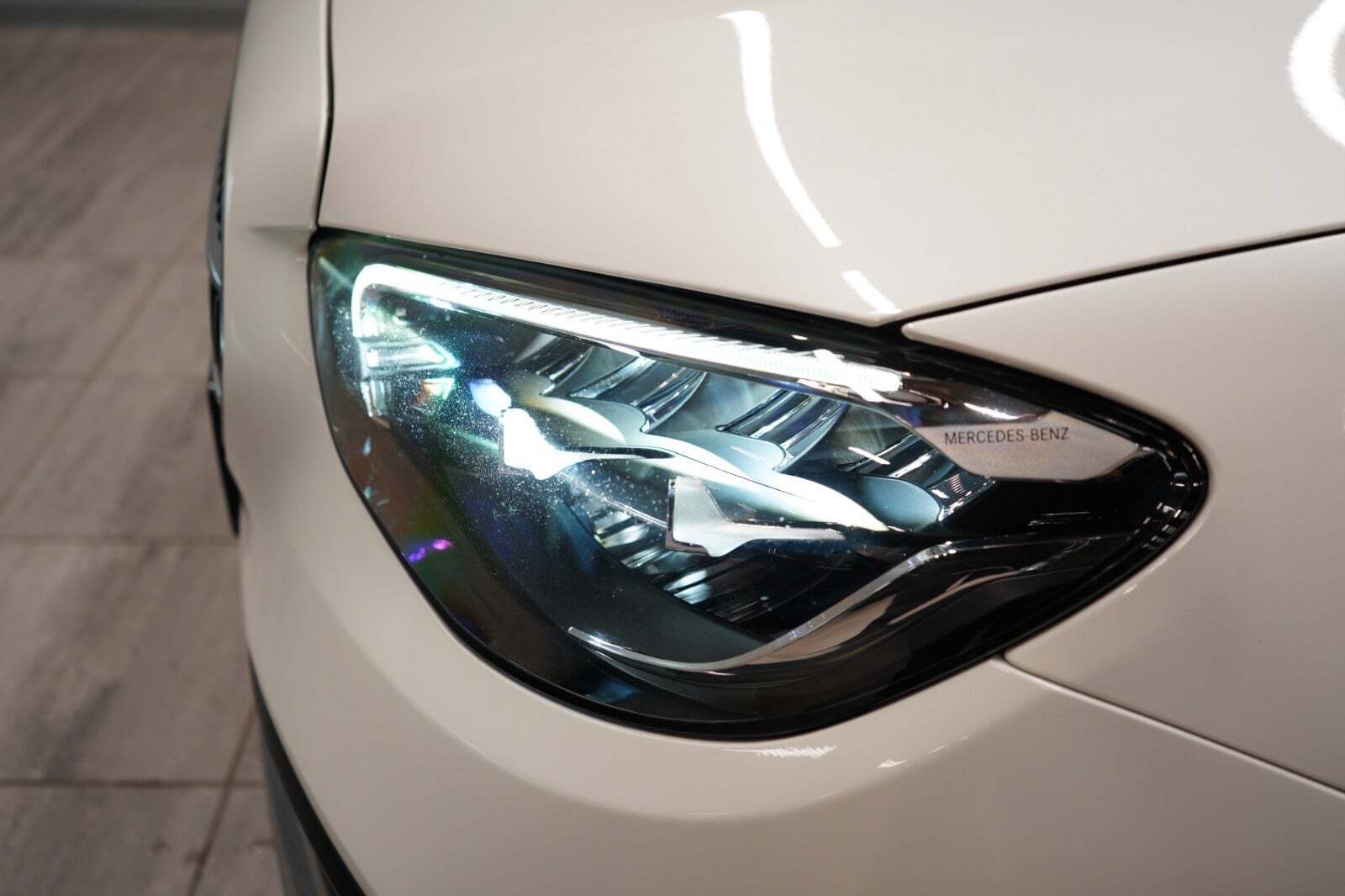 Hvid Mercedes E300 de fra 2021