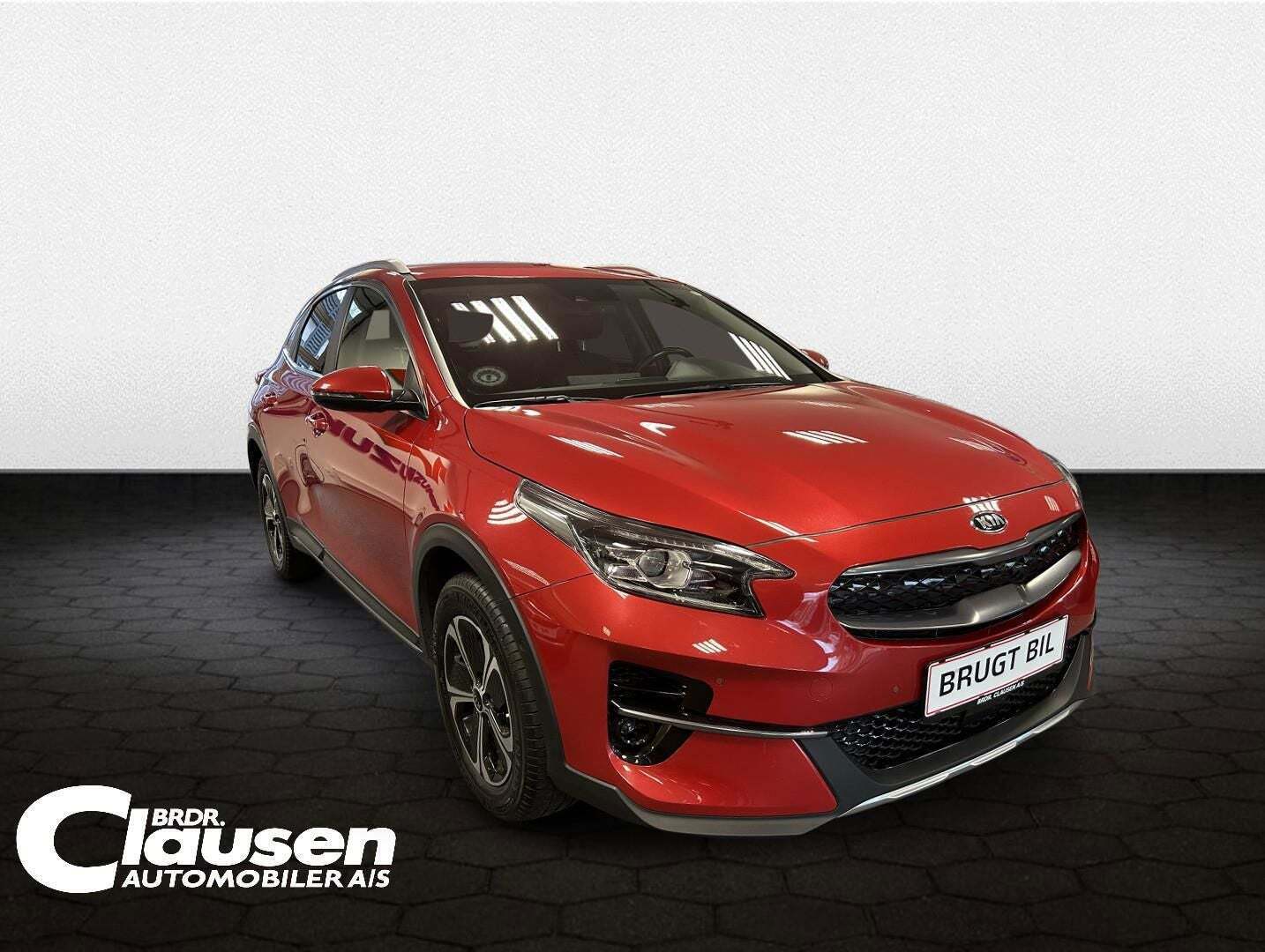 Rød Kia XCeed fra 2021 set udefra