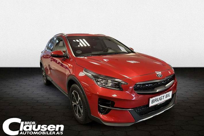 Rød Kia XCeed fra 2021 set udefra