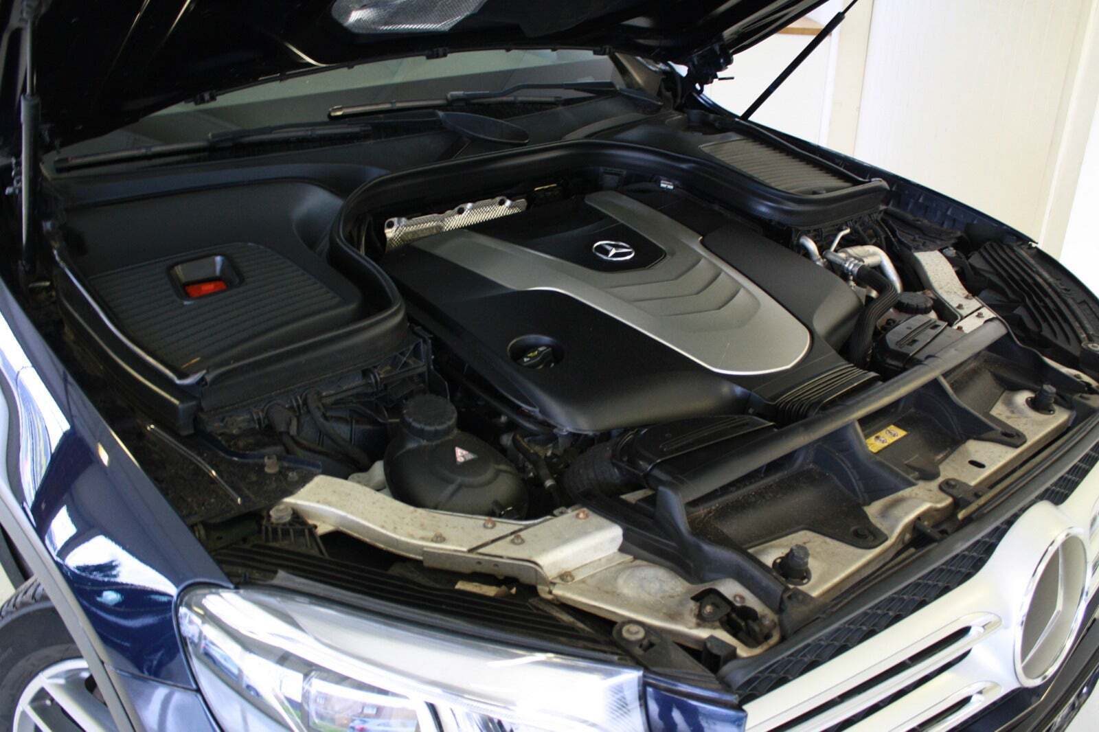 Blå Mercedes GLC350 d fra 2017