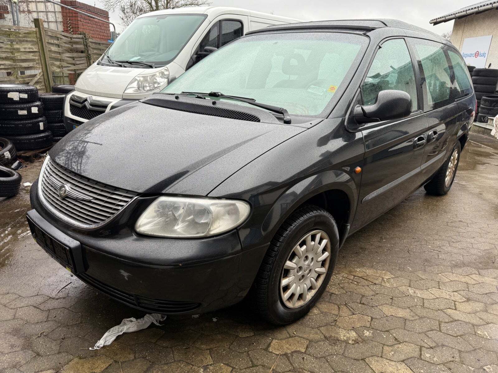 Sort Chrysler Grand Voyager fra 2003 set udefra