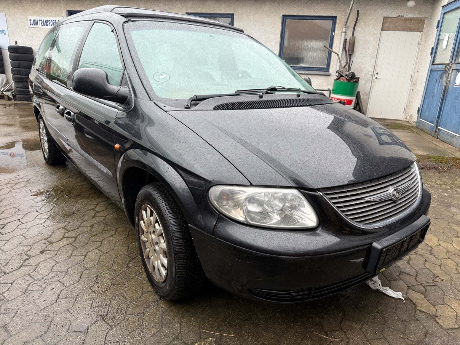 Sort Chrysler Grand Voyager fra 2003 set udefra