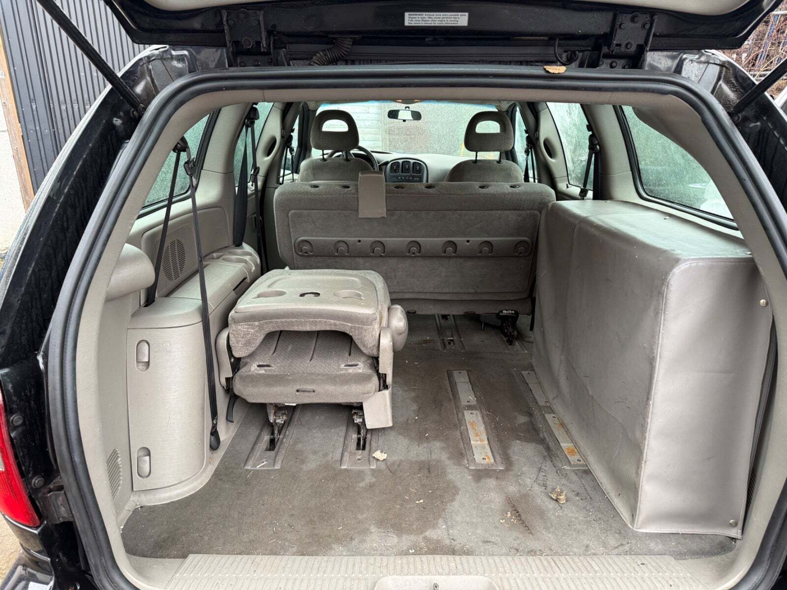 Sort Chrysler Grand Voyager fra 2003 set indefra