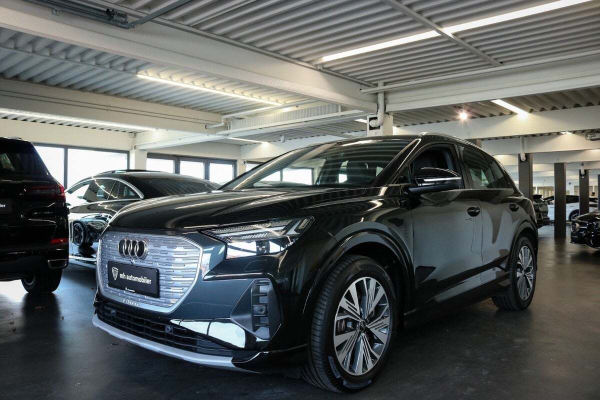 Sort Audi Q4 e-tron fra 2022 set udefra