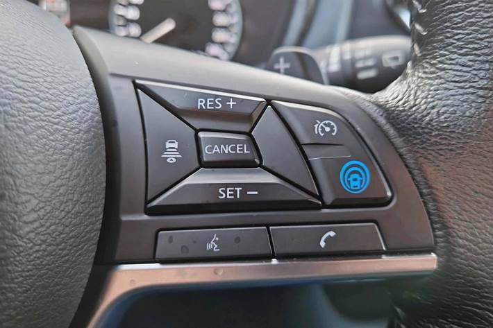 Hvid Nissan Juke fra 2019 set indefra