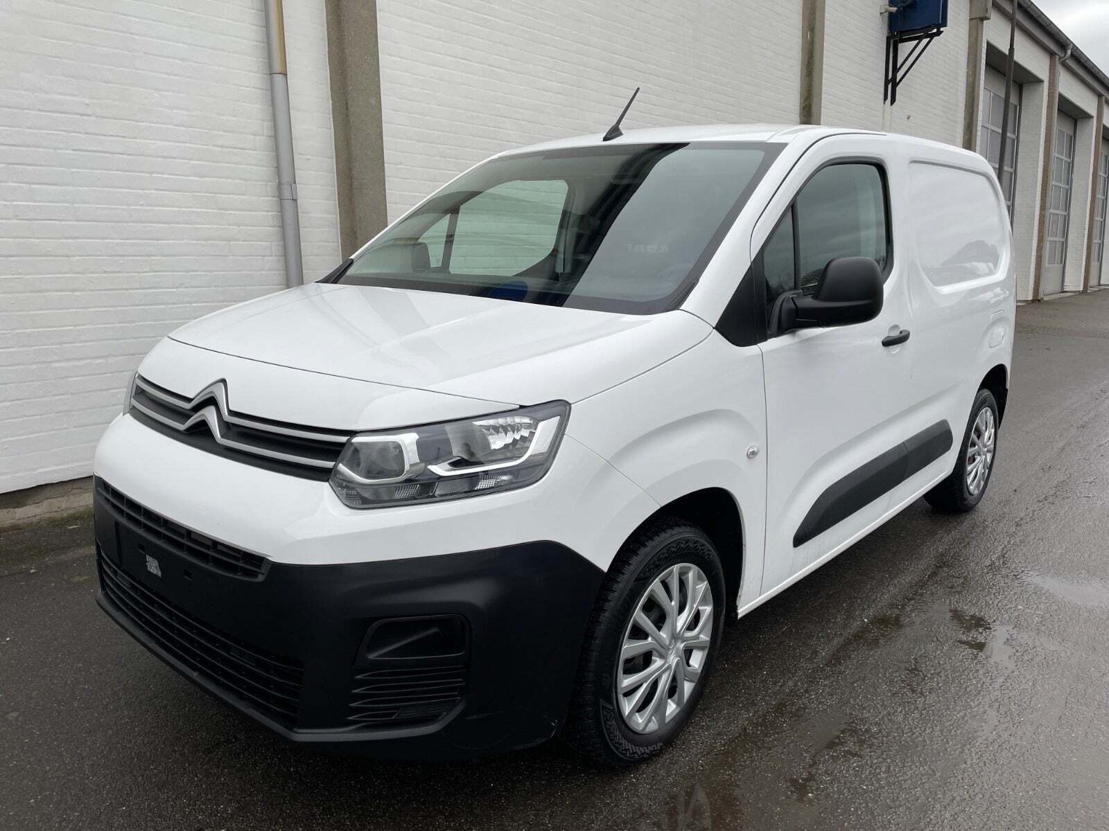 Hvid Citroën Berlingo fra 2021 set udefra