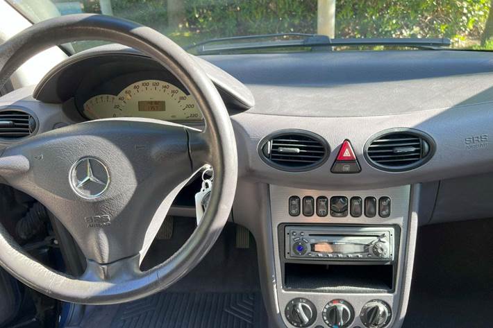 Blå Mercedes A160 fra 2002 set indefra