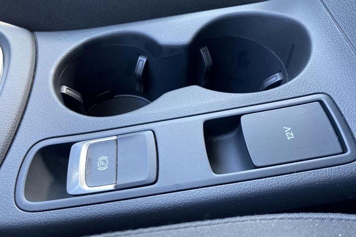Grå Audi Q3 fra 2017 set indefra