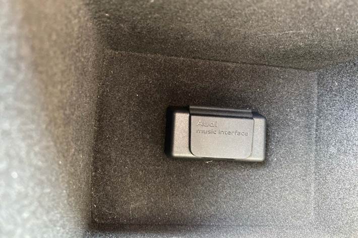 Grå Audi Q3 fra 2017 set indefra