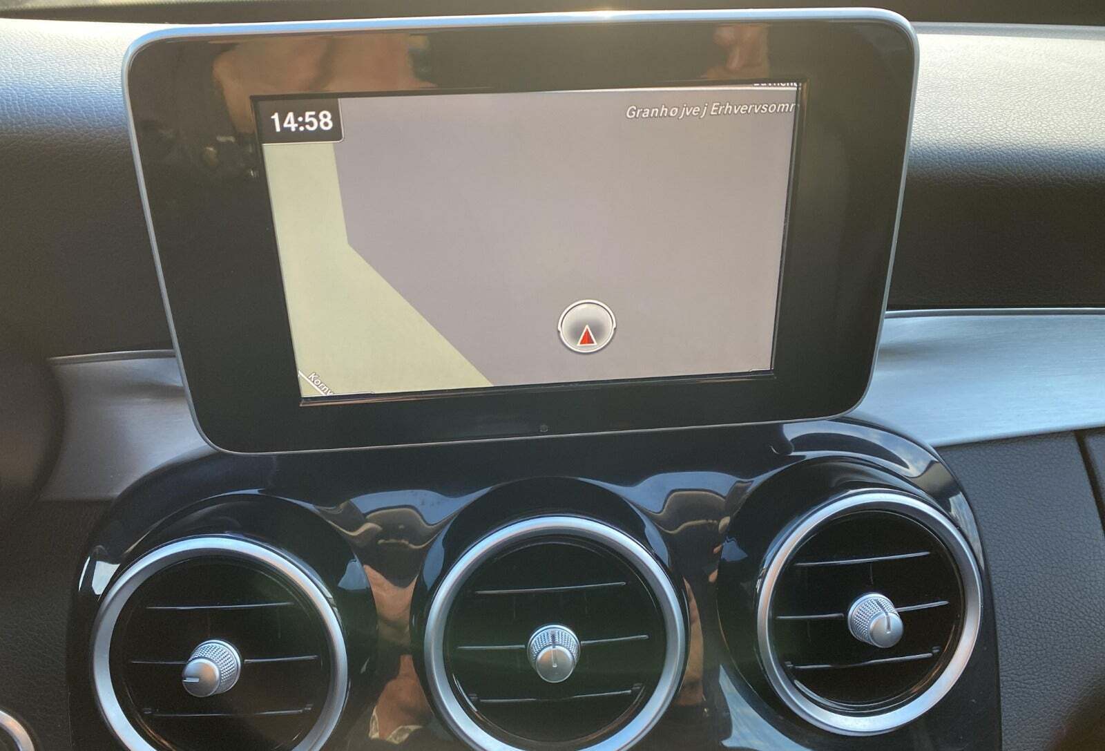Grå Mercedes C220 d fra 2015 set indefra