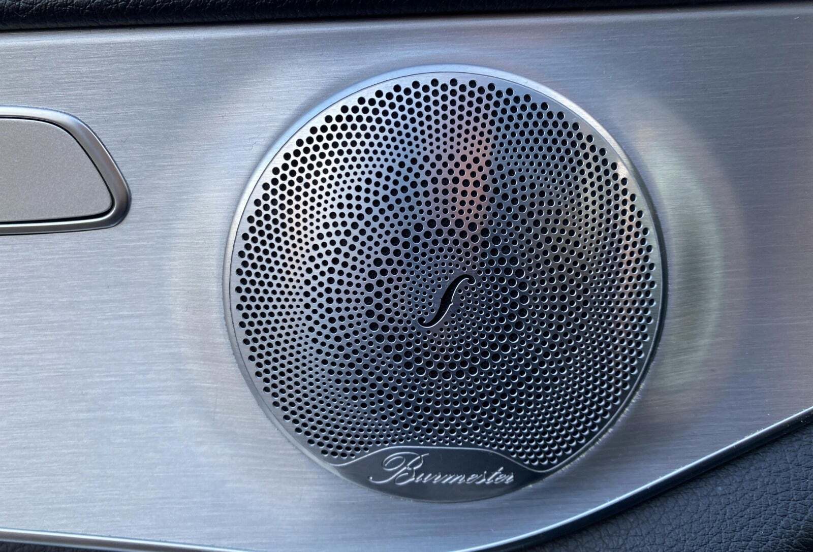 Grå Mercedes C220 d fra 2015 set indefra
