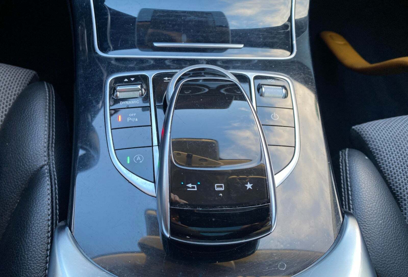 Grå Mercedes C220 d fra 2015 set indefra